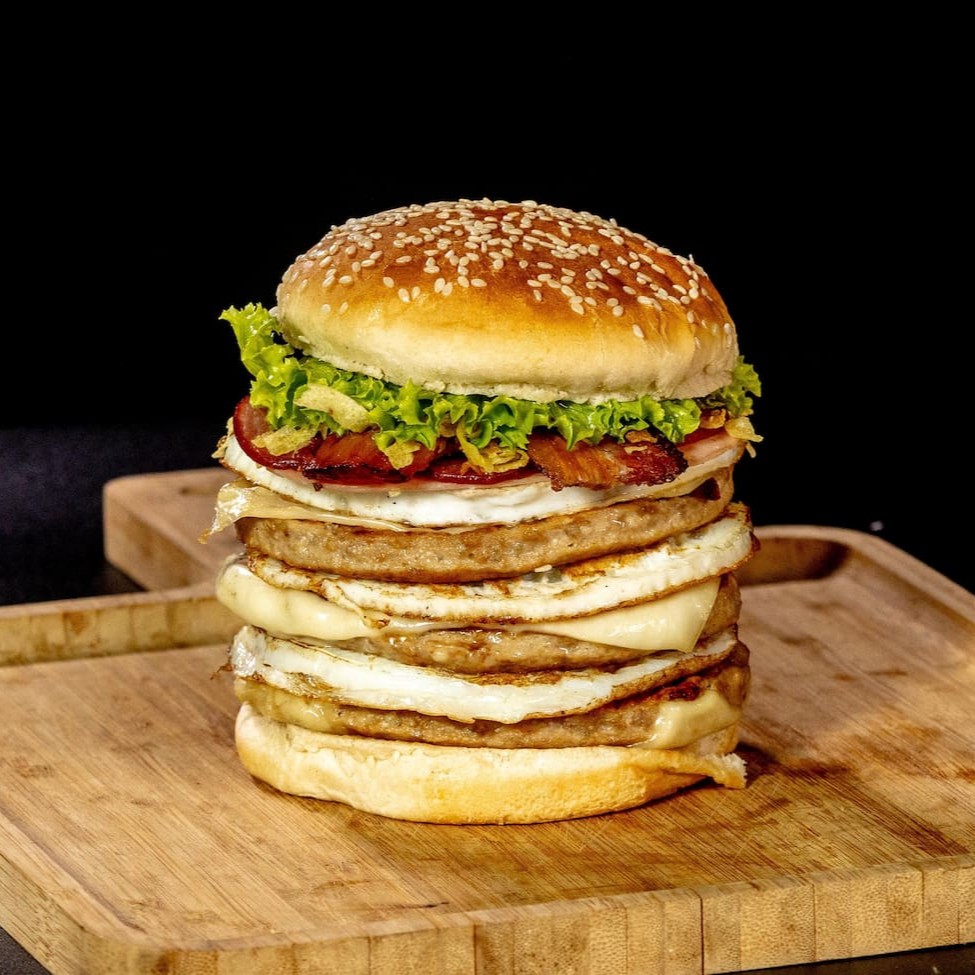 Pão, 3 carnes, 3 ovos, queijo, bacon e alface