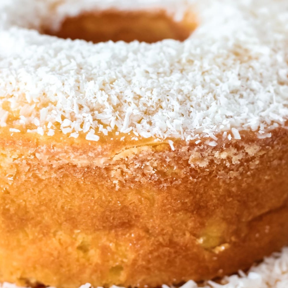 Massa leve e fofa, coberto por leite condensado e coco úmido e adocicado.