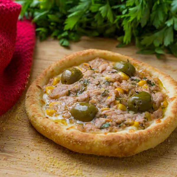 Esfiha de Atum (Grande): Recheada com atum de qualidade, mussarela derretida, milho e azeitonas verdes. Sabor leve e delicioso!