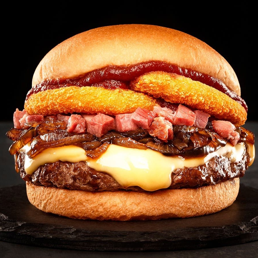 Pão, Blend de 160g, Queijo Mussarela, Ketchup de goiabada, Cebola Caramelizada, Bacon em cubos e Onion Rings.