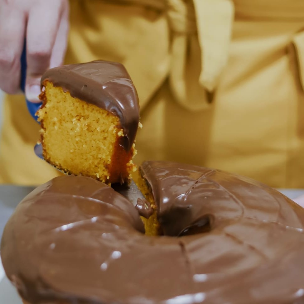 A gente não vende só um bolo. A gente entrega memórias. Somos especialistas em bolo de cenoura, e essa é a receita que nos trouxe até aqui: Massa fofinha, caseira e incrivelmente saborosa feita com carinho de verdade. Por cima, uma camada generosa de brigadeiro cremoso, que derrete na boca e ativa aquelas lembranças boas da infância. É doce, é abraço, é experiência. Perfeito pra qualquer momento. Ou pra transformar o Dia em algo especial.