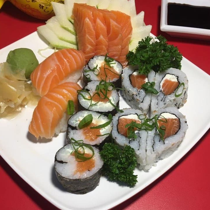 3 Sashimi De Salmão + 2 Sushi De Salmão + 4 Filadélfia Roll + 4 Uramaki De Salmão