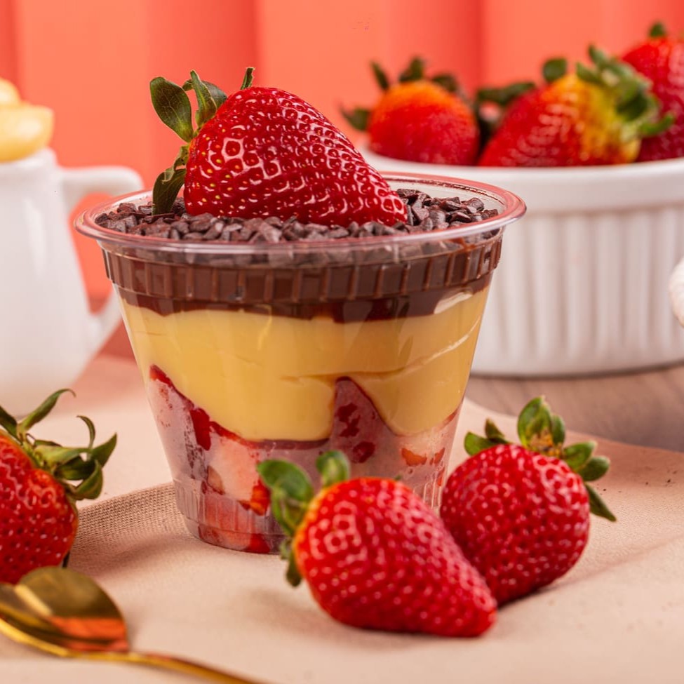 Experimente nosso delicioso Bombom de Moranco com brigadeiro cremoso de Leite Ninho com morangos selecionados, finalizado com ganache e flakes de chocolate e morango. É uma explosão de sabor.