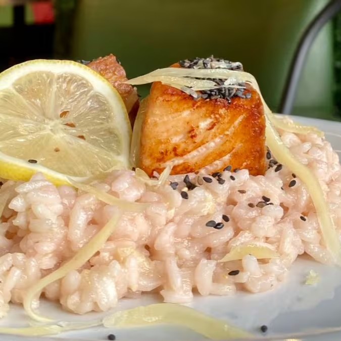 Um prato elegante e cheio de personalidade. O risoto cremoso é preparado com o toque cítrico e delicado do limão siciliano, finalizado com queijo parmesão de sabor marcante e textura aveludada. Acompanhado de uma suculenta posta de salmão grelhado, envolta em uma crosta crocante de gergelim que realça cada mordida. Uma combinação sofisticada que equilibra frescor, cremosidade e crocância na medida certa.
