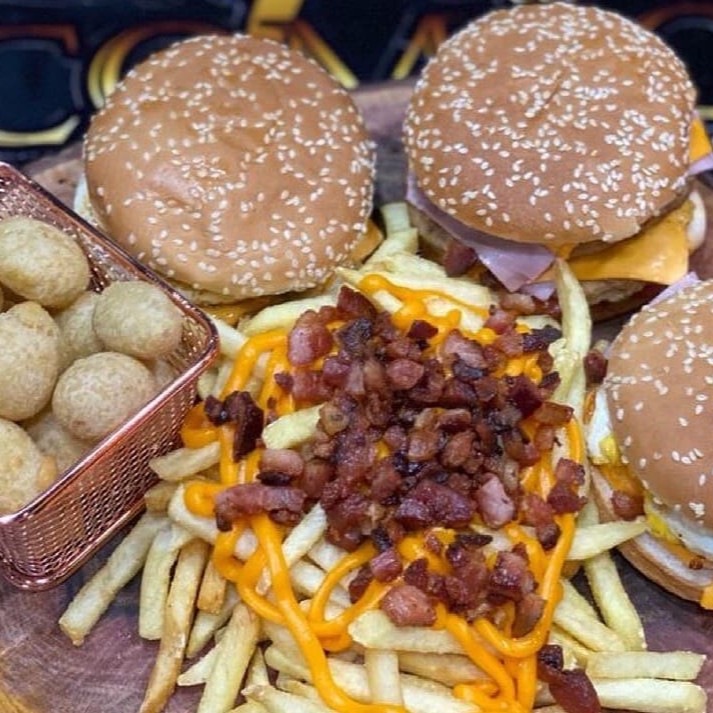 3 x-tudo (uma carne)  30 salgadinhos Batata com cheddar e bacon