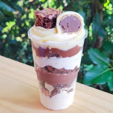 Contem: Mousse de Ninho, Creme de Ninho, Creme de Chocolate, pedaços de brownie e Bombons Ouro Branco. (Peso aproximado 350gr)