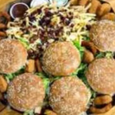 6 X-Tudos normais, anéis de cebola, batata frita c/ bacon em cubos, chedda cremoso, nuggts, molhos especiais e refrigerante de 1,5l.