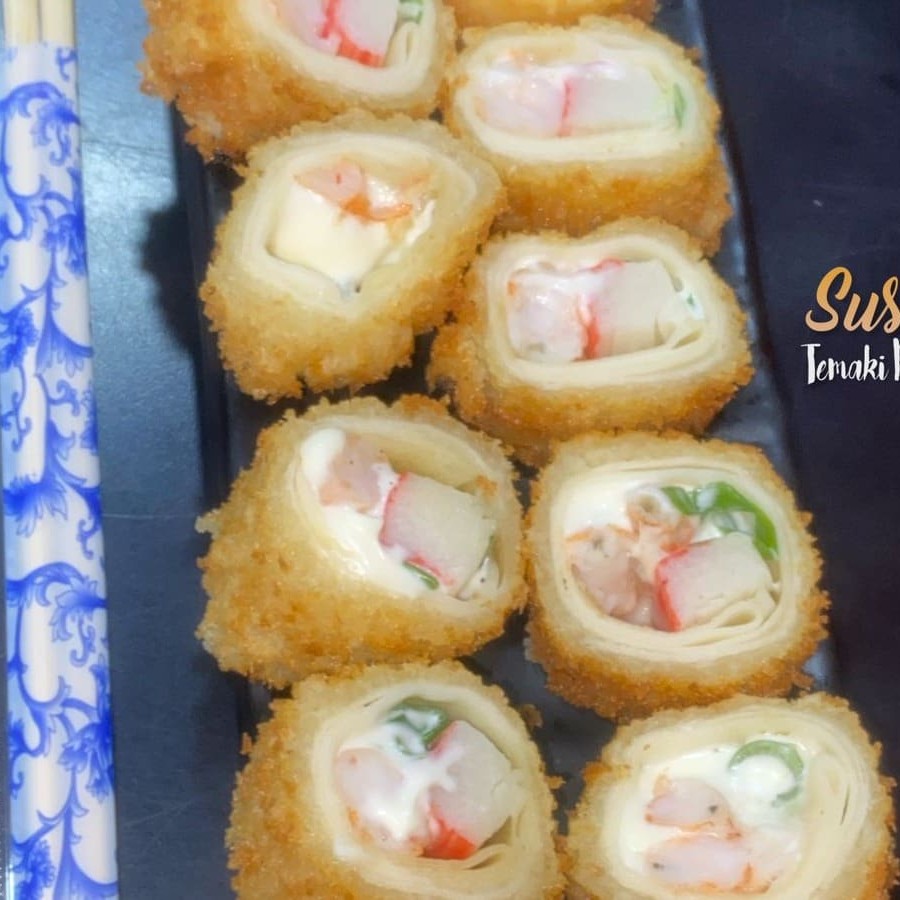 Feito na massa de harumaki com recheio de camarão, kani, empanado e frito na farinha panko