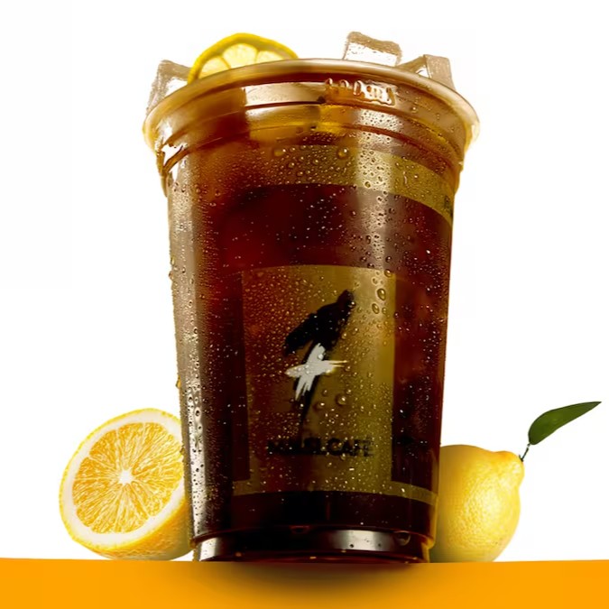 Refresque-se com o nosso Chá Mate Gelado de Limão Siciliano! Esta bebida combina o sabor encorpado e estimulante do chá Mate com a refrescância cítrica e aromática do limão siciliano. 

Cada gole é uma explosão de sabores equilibrados, que refrescam o paladar e revitalizam os sentidos. Perfeito para acompanhar momentos de descontração, este chá gelado é a escolha ideal para quem busca uma bebida deliciosamente refrescante e revigorante. 

Peça agora e deixe-se envolver pelo sabor único deste chá Mate com toque cítrico!