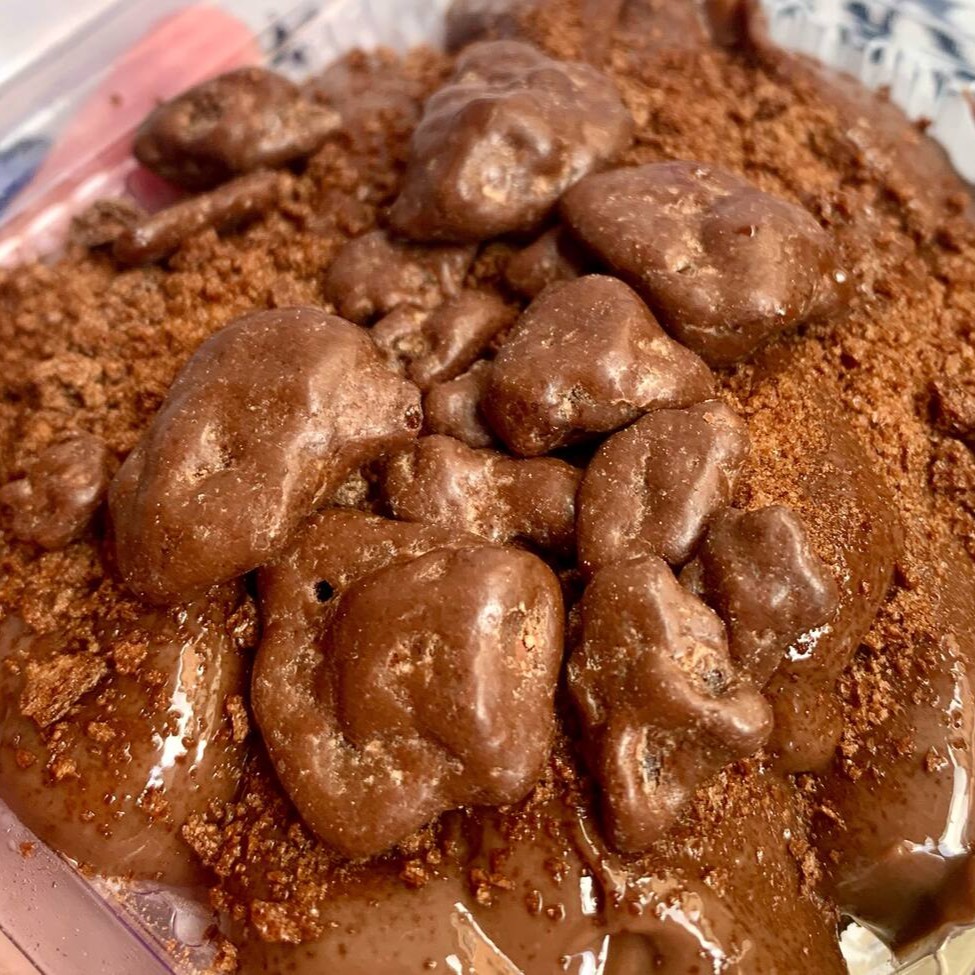 Brownie crocante por for e molhadinho por dentro, super afogado de recheio. Finalizado com Rocks Original de Ovomaltine.