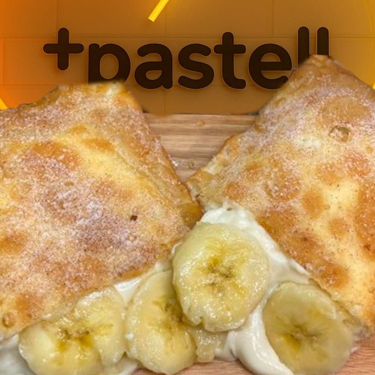 Experimente o delicioso Pastel Doce de Banana com Chocolate Branco! Nossa massa de pastel, crocante e sequinha, envolve um recheio generoso de banana d'água e chocolate ao leite forneável. Após frito, o pastel é delicadamente passado na canela e açúcar, garantindo um sabor irresistível. Uma combinação perfeita de sabores que vai te surpreender! Aproveite essa tentação de 15cm de pura felicidade!