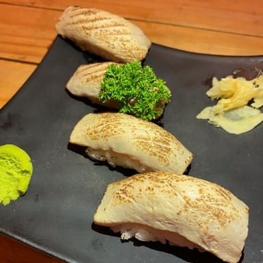 Com maionese de wasabi, teryaki e biquinho.