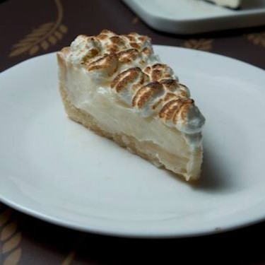 Refrescante, leve e cheia de sabor!  Fatia artesanal com base amanteigada e creme suave de limão, finalizada com cobertura  que realça o equilíbrio perfeito entre o doce e o cítrico. Textura cremosa, sabor marcante e aquele toque de frescor que conquista em qualquer momento do Dia.  • Ingredientes principais: farinha de trigo, manteiga, açúcar, ovos, leite condensado e limão fresco. • Diferencial: receita artesanal feita com limão natural, garantindo sabor autêntico, leveza e frescor a cada pedaço. • Alergênicos: contém glúten, leite e ovos.