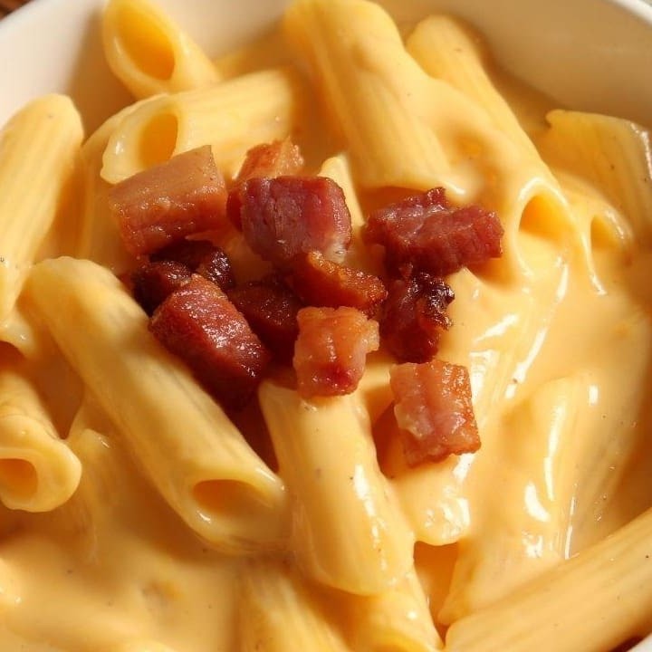 O Mac N Cheese é aquele prato típico americano que conquistou o estômago dos brasileiros. Nada mais é do que um macarrão com molho de queijo cremoso com bacon.