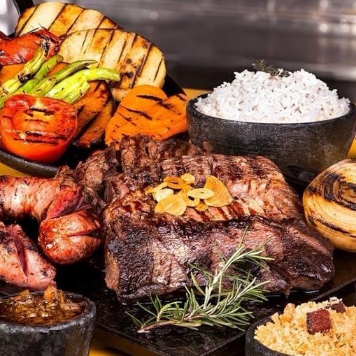 Nosso kit 3 acompanha: 1kg de churrasco misto(alcatra, lombo de porco, linguiça e drumet) , batatas fritas, porção de arroz, farofa, molho à campanha e 1 Kuat de 2l