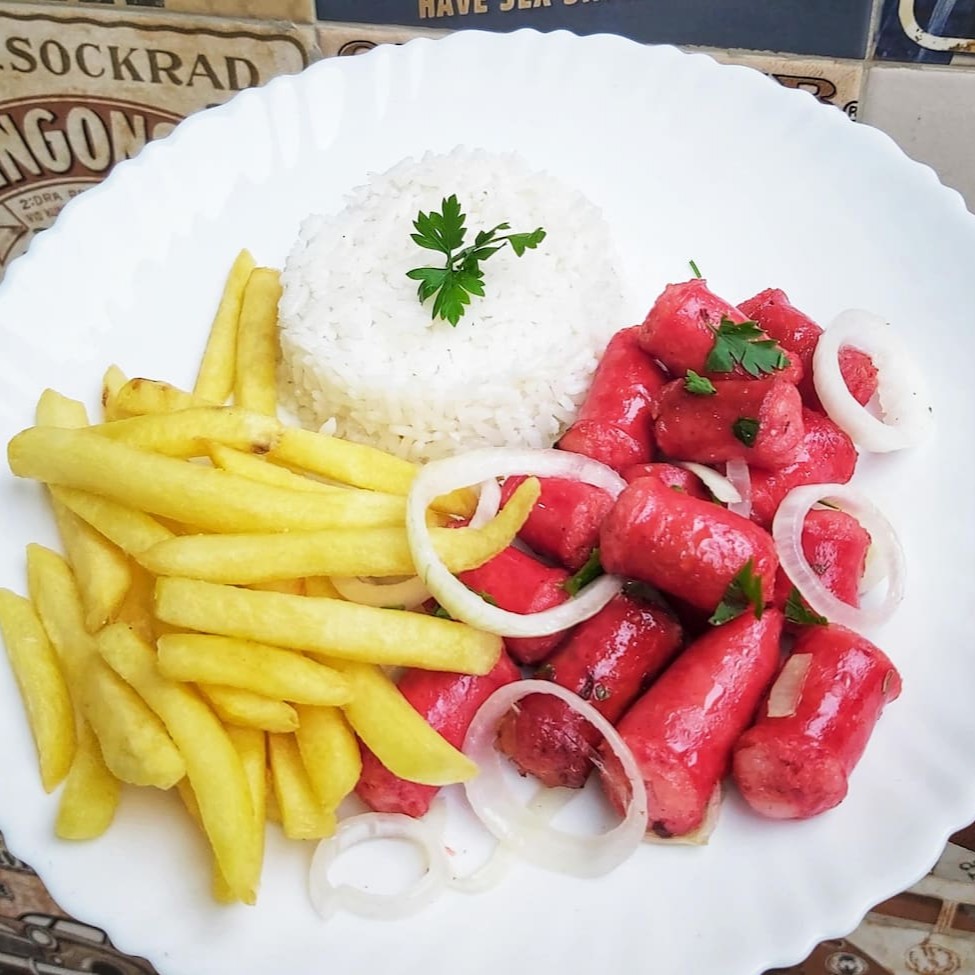 Acompanha arroz branco, feijão, macarrão, farofa, fritas e salada verde.