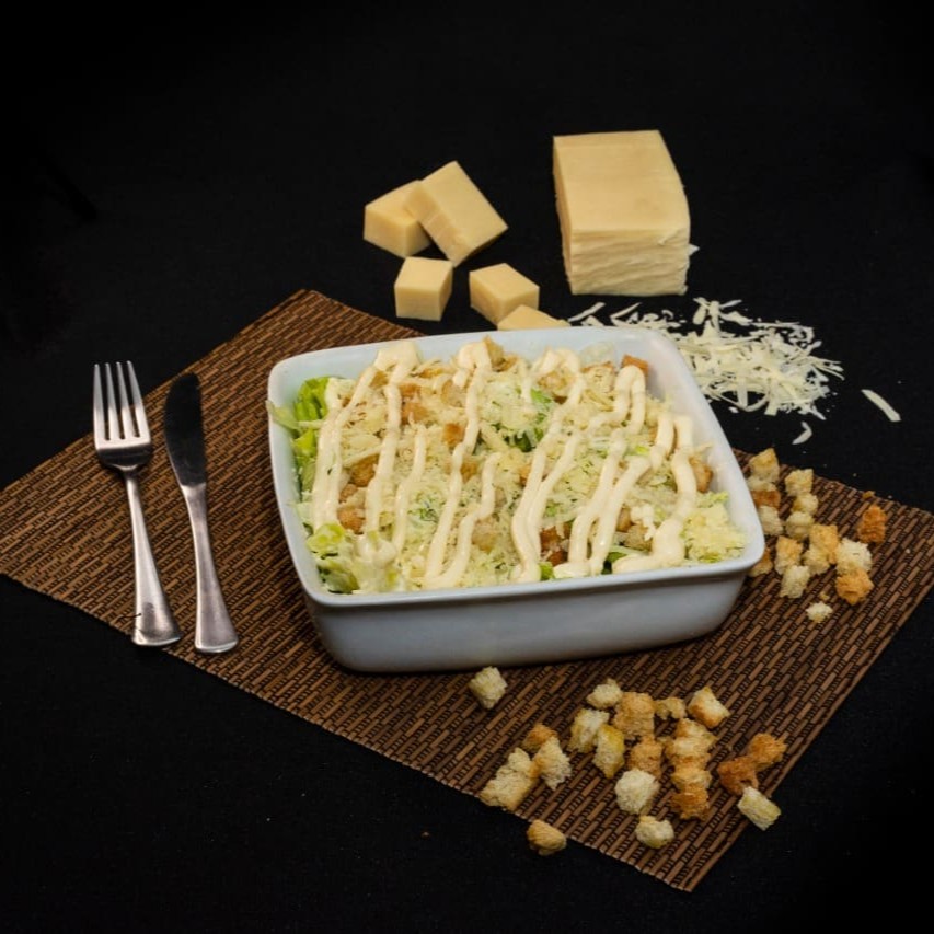 Alface americana, molho caesar, croutons e queijo parmesão
