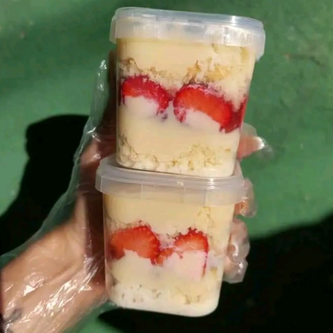 Massa molhadinha com Ninho e , morangos frescos