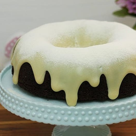 Bolo de chocolate, com calda de chantininho, uma cobertura artesanal.