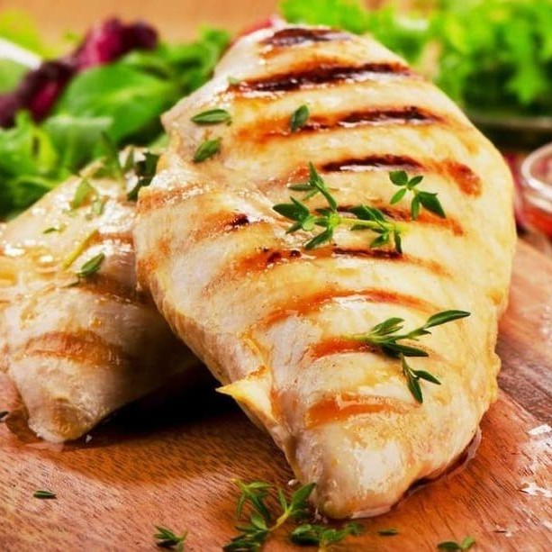 Frango grelhado com legumes arroz, feijão, farofa.