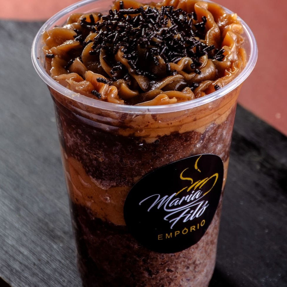 Bolo de Chocolate fofinho com 2 camadas generosas de doce de leite. Perfeito para sua sobremesa!