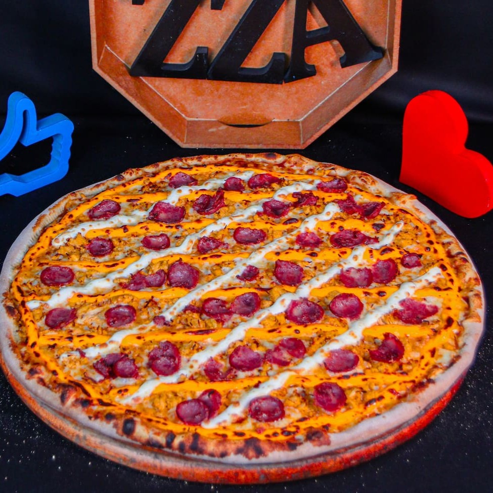 Molho da casa, mussarela, 4 queijos (Catupiry Original, cheddar Original, gorgonzola e parmesão), frango desfiado, calabresa e orégano