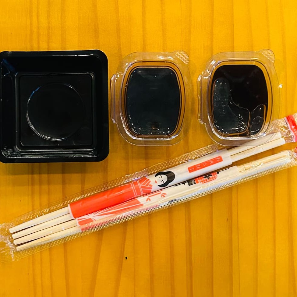 30ml shoyu, 30ml teriyaki, 2 hashis, 2 nozuki.