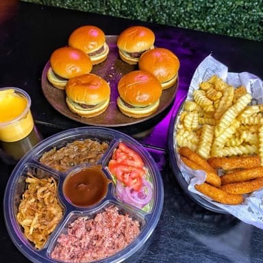 Composto por: 6 mini hambúrguer artesanal ( pão, blend bovino 50g e fatia queijo  Cheddar)4 complementos que você irá escolher !!!  Porção de batata frita e Onions ring .