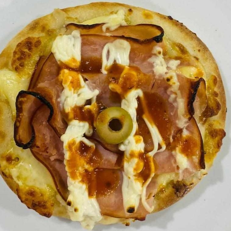 Massa artesanal, molho caseiro, mussarela, peito de peru, cebola, cream cheese e azeitona.