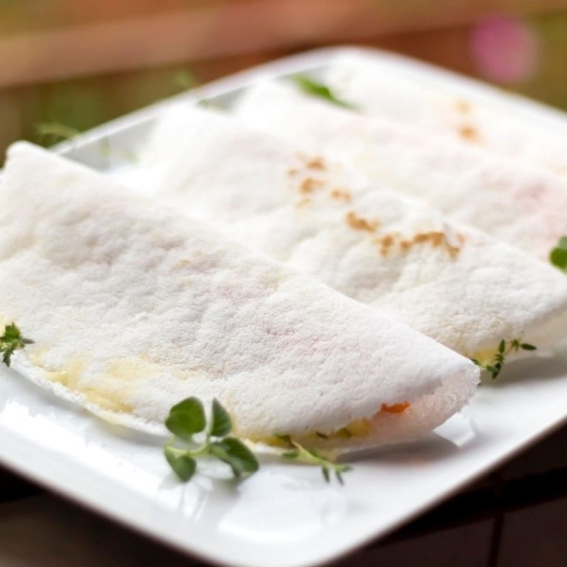 Queijo coalho derretido com tomate fresco e um toque de orégano, proporcionando uma experiência de sabor refrescante.