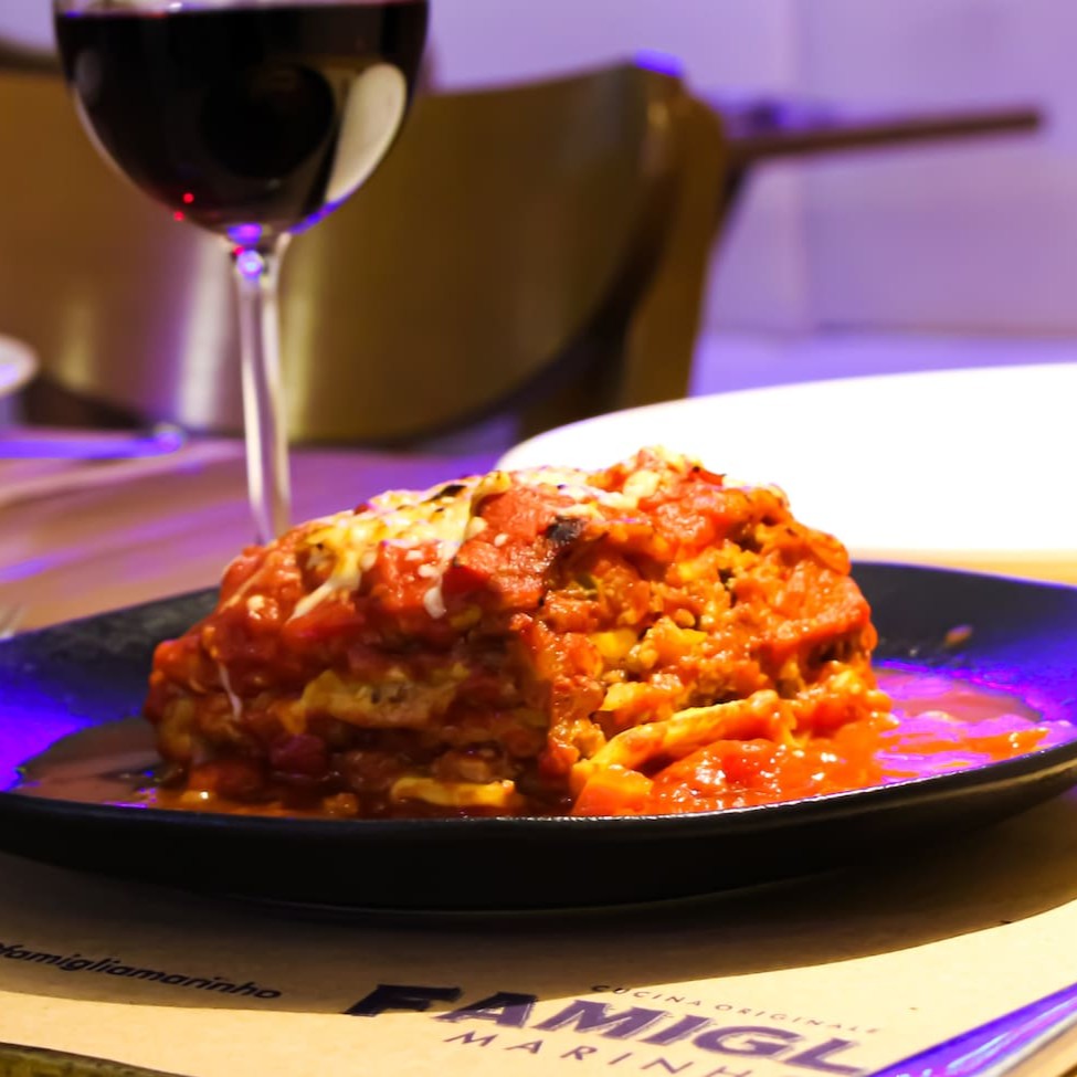 Camadas de massa fresca intercaladas com um ragu bolonhesa irresistível, tudo gratinado com queijo muçarela derretido. Um prato clássico italiano que combina sabor e conforto