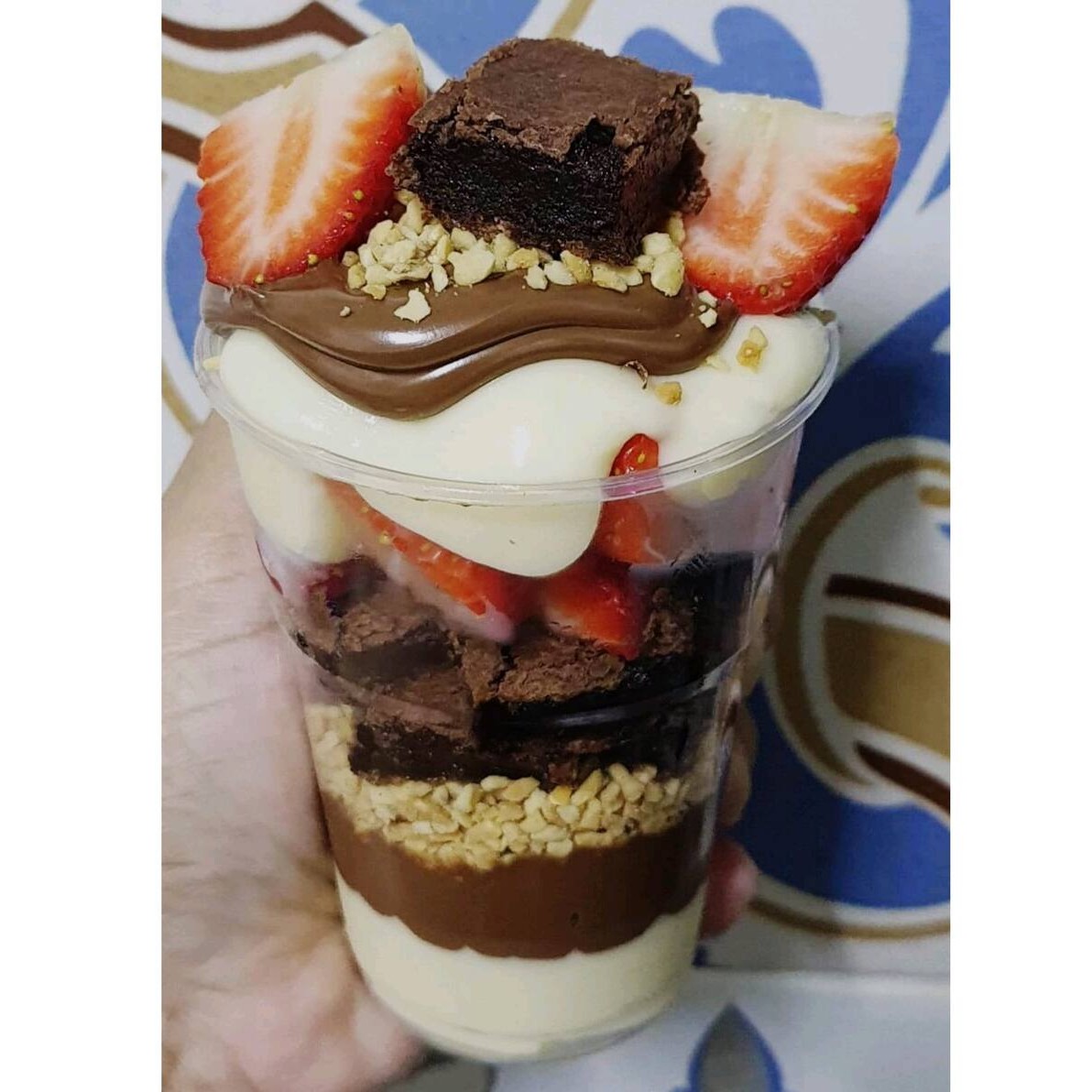 Copo Carinho da Stephanie  Um copo feito com todo amor que você merece! Nosso Carinho da Stephanie traz camadas generosas de Creme de Ninho, Nutella cremosa, pedacinhos de Brownie, Amendoim crocante e Morangos fresquinhos, criando uma combinação que aquece o coração e adoça qualquer momento. Você vai se apaixonar! Copo 200ml