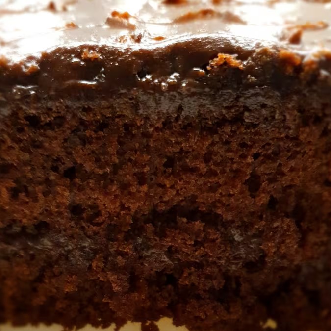 O bolo mais confortável da padaria tem efeitos quase terapêuticos, kkk. Fofinho, com recheio e cobertura de brigadeiro.