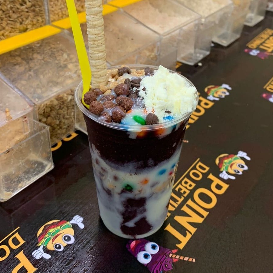 Delicie-se com o nosso Copo 500 ml de Açaí Batido Artesanal, uma sobremesa autêntica e refrescante, preparada com maestria e paixão. Esta delícia é totalmente personalizável, permitindo que você monte exatamente do seu jeito. Nosso açaí é batido artesanalmente, garantindo uma textura cremosa e sabor inigualável. Experimente essa maravilha e faça do seu Dia uma verdadeira celebração ao sabor. A escolha perfeita para refrescar os seus dias de calor com um toque de tradição e qualidade.