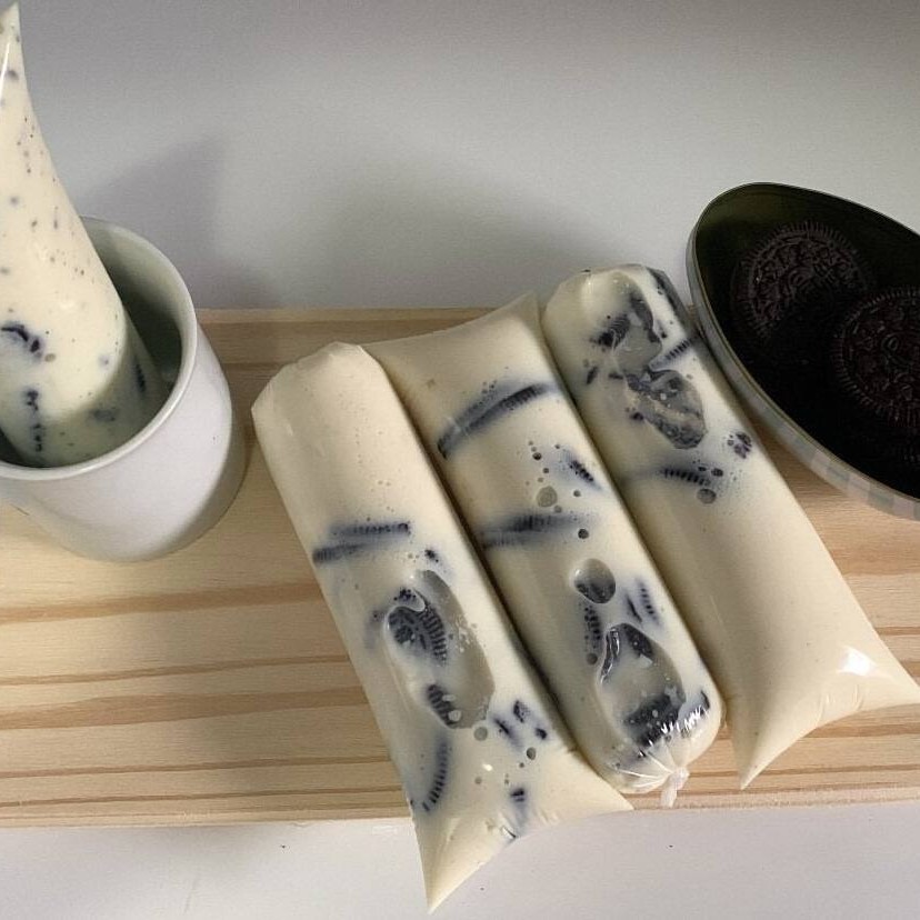 Base de leite Ninho Original + pedaços dignos do biscoito Oreo, resultando numa verdadeira sobremesa no saquinho, cremosa e deliciosa. (livre de gordura hidrogenada).