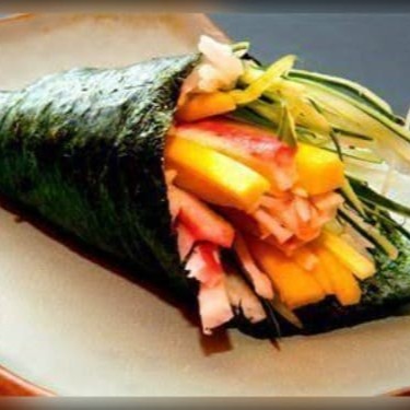 Temakis de pepino japonês, manga , kani , arroz japonês e gergelim