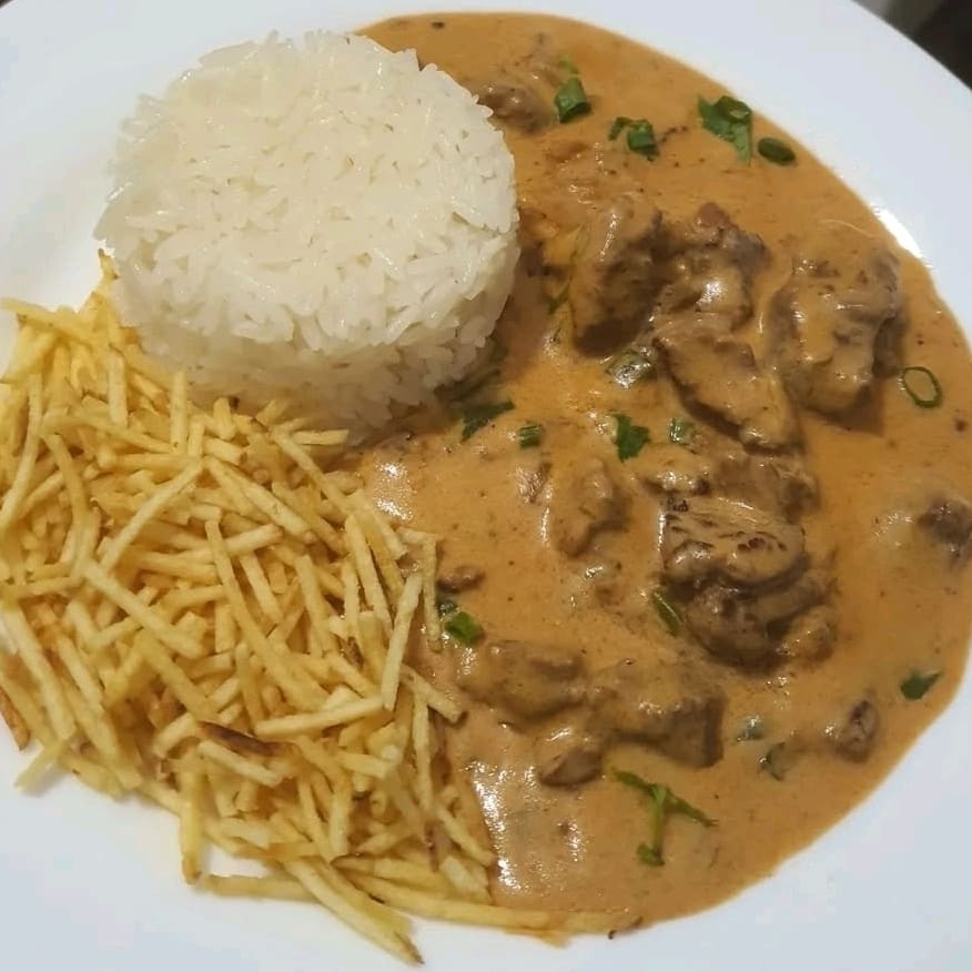 Strogonoff de carne com champignon. Acompanhado de arroz branco e batata palha.