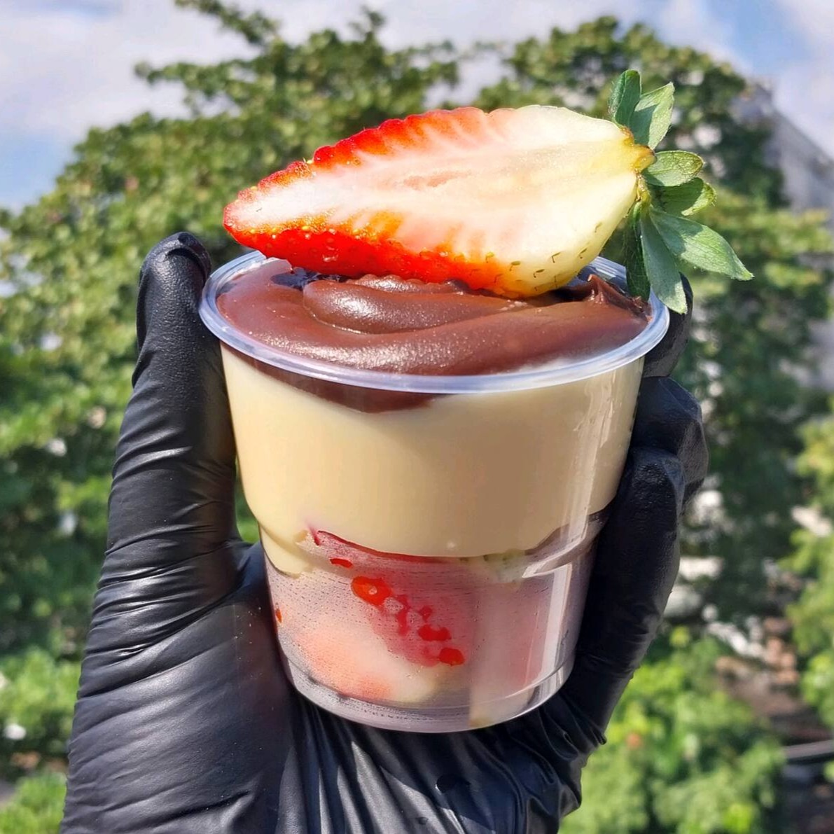 Pote de 150 ml recheado com morangos selecionas e frescos , um delicioso e leve creme de leite ninho e finalizado com um creme chocolatudo