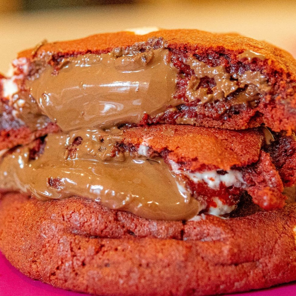 Nosso cookie queridinho, feito com massa red velvet, macio por dentro e crocante por fora, feito com mix de gotinhas de chocolate meio amargo e chocolate ao leite, e claro, suuuper recheado com a mais pedida, Nutella!  Dicas: Se você gosta de um cookie bem quentinho, para uma experiência úuunica recomendamos aquecer 20s no microondas ou esquentar por 5 min a 180graus no forno. E seja feliz!!