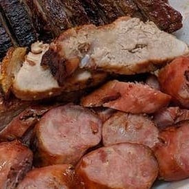 Marmitex de Churrasco Misto.  Acompanha: Arroz, feijão, farofa e salada.  Pode Alterar Salada Por Embalagem De Fritas.