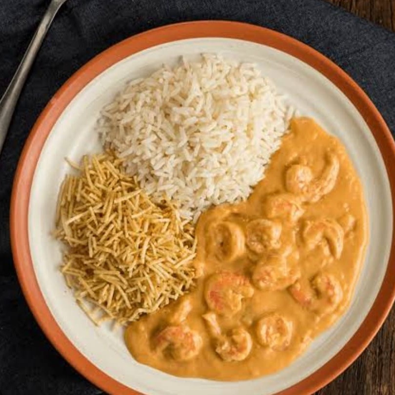 Delicioso Strogonoff de Camarão   com um sabor inesquecível   Com arroz Branquinho  , salada verde e um complemento  a sua escolha    Pra uma experiência incrível    Arroz , Strogonoff  de Camarão  , complemento e + salada verde