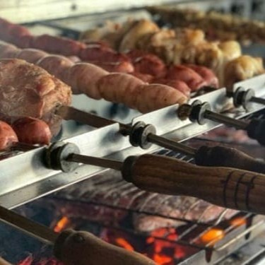 Contra filé, alcatra, picanha suina, pao de alho, medalhao, coração, ling de porco, ling de frango, cupim, queijo. Acompanhados de molho e farofa.