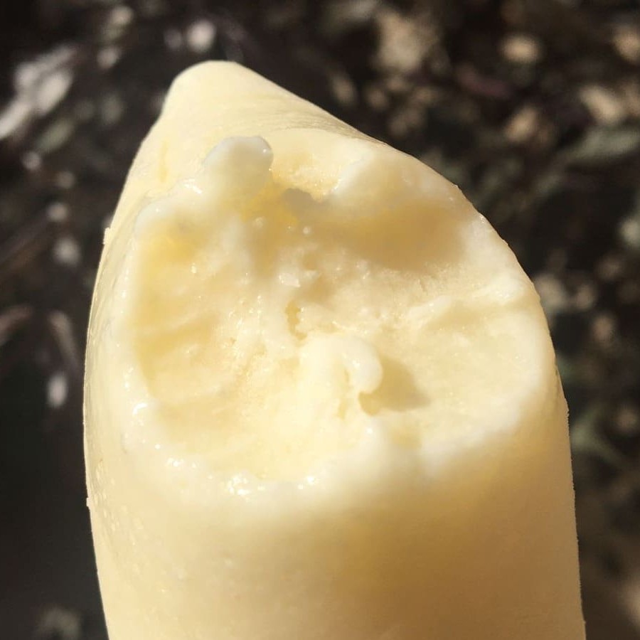 O 'Sacolé Coco Cremoso' da categoria 'Sacolé Gourmet Especiais' é a reinterpretação da tradicional receita caseira. Confeccionado artesanalmente com coco fresco, a cremosidade acentuada é sua principal característica. Com aproximadamente 11,5 cm e pesando cerca de 130g, é uma opção prática e saborosa para refrescar o seu Dia. Este é um item indispensável para quem aprecia sobremesas genuinamente brasileiras. O sabor inconfundível do coco, aliado à textura suave, transforma essa simples iguaria em uma experiência sensorial única. Peça já o seu e descubra o prazer de saborear um autêntico sacolé gourmet!