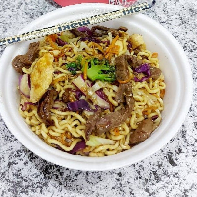 Espaguete instantâneo com repolho branco, roxo, cenoura, brócolis e molho da casa. carne e frango  grande