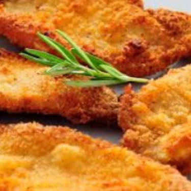 Delicie-se com o nosso Frango à Milanesa, uma especialidade da casa, cuidadosamente preparado pelo nosso renomado Chef Barros. Este prato, da categoria 'Chef Barros apresenta: Frangos', é um clássico reinventado com um toque gourmet. O frango, tenro e suculento, é coberto com uma camada crocante de pão ralado, frito à perfeição para garantir a combinação ideal de texturas. É uma explosão de sabor que promete encantar o seu paladar. Uma maravilha culinária que nenhum amante de frango pode resistir!