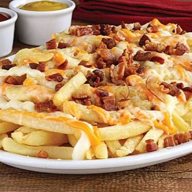 A 'Super Batata Turbinada', destaque na categoria 'Yakusa Burguers', é um prato que exala indulgência. Com batatas cuidadosamente cortadas em precisos 7mm, essa delícia é ricamente coberta com uma dupla camada de cheddar cremoso e irresistível. Não para por aí, pois também possui uma generosa porção de bacon crocante, cozido à perfeição, que traz um toque defumado ao prato. Essa batata traz a perfeita união de sabores, uma verdadeira explosão a cada mordida. Uma experiência culinária imperdível para os amantes de batatas, queijo e bacon!