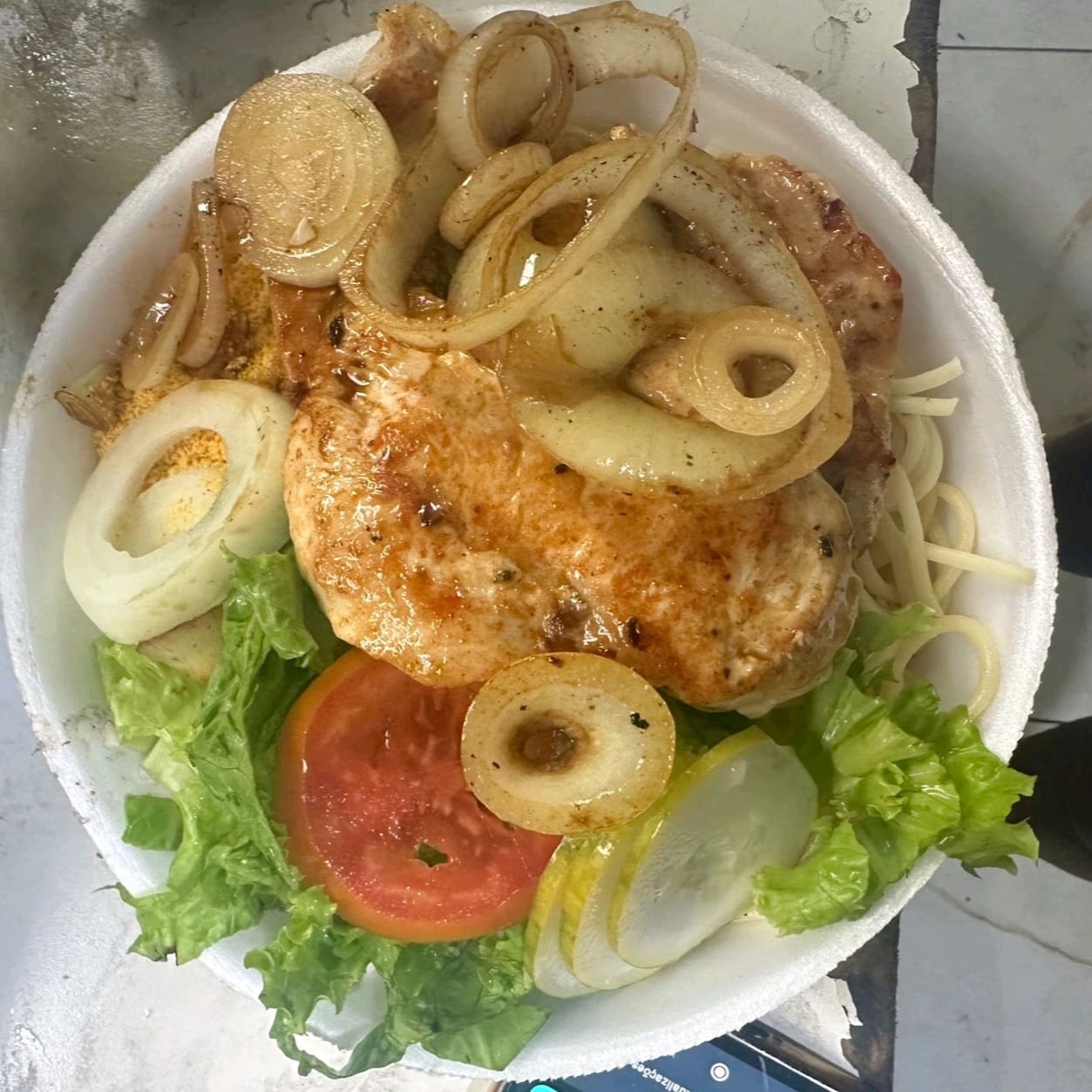 Delicioso Frango Grelhado da categoria 'Quentinhas G  Esta refeição traz uma combinação perfeita e equilibrada de sabores. Composto por um arroz soltinho e bem temperado, macarrão al dente que traz um toque italiano ao prato, feijão bem cozido, com um caldinho delicioso que irá te transportar para um almoço em família na casa da avó, e uma farofa crocante e saborosa para completar. Tudo cuidadosamente preparado para satisfazer o seu paladar.  Uma refeição completa e deliciosa para qualquer momento do Dia.