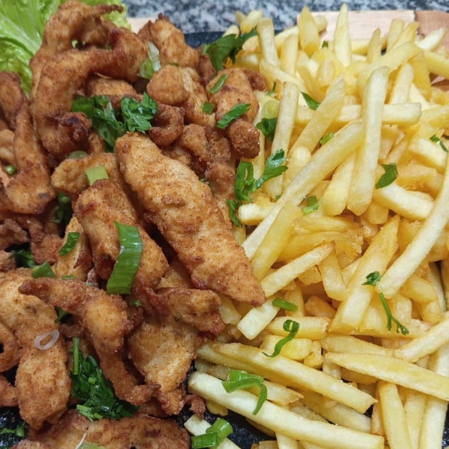 Cortes de peito de frango empanados com deliciosas batatas fritas.