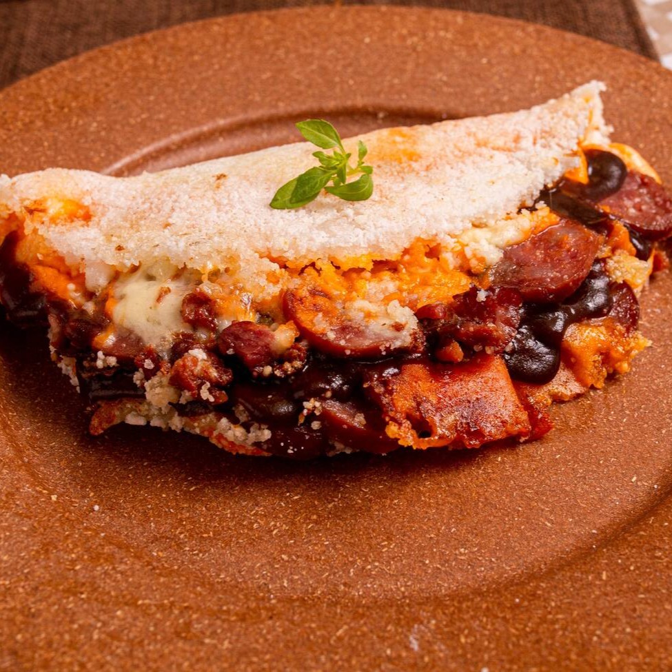 Muçarela, calabresa, bacon, cheddar e molho barbecue