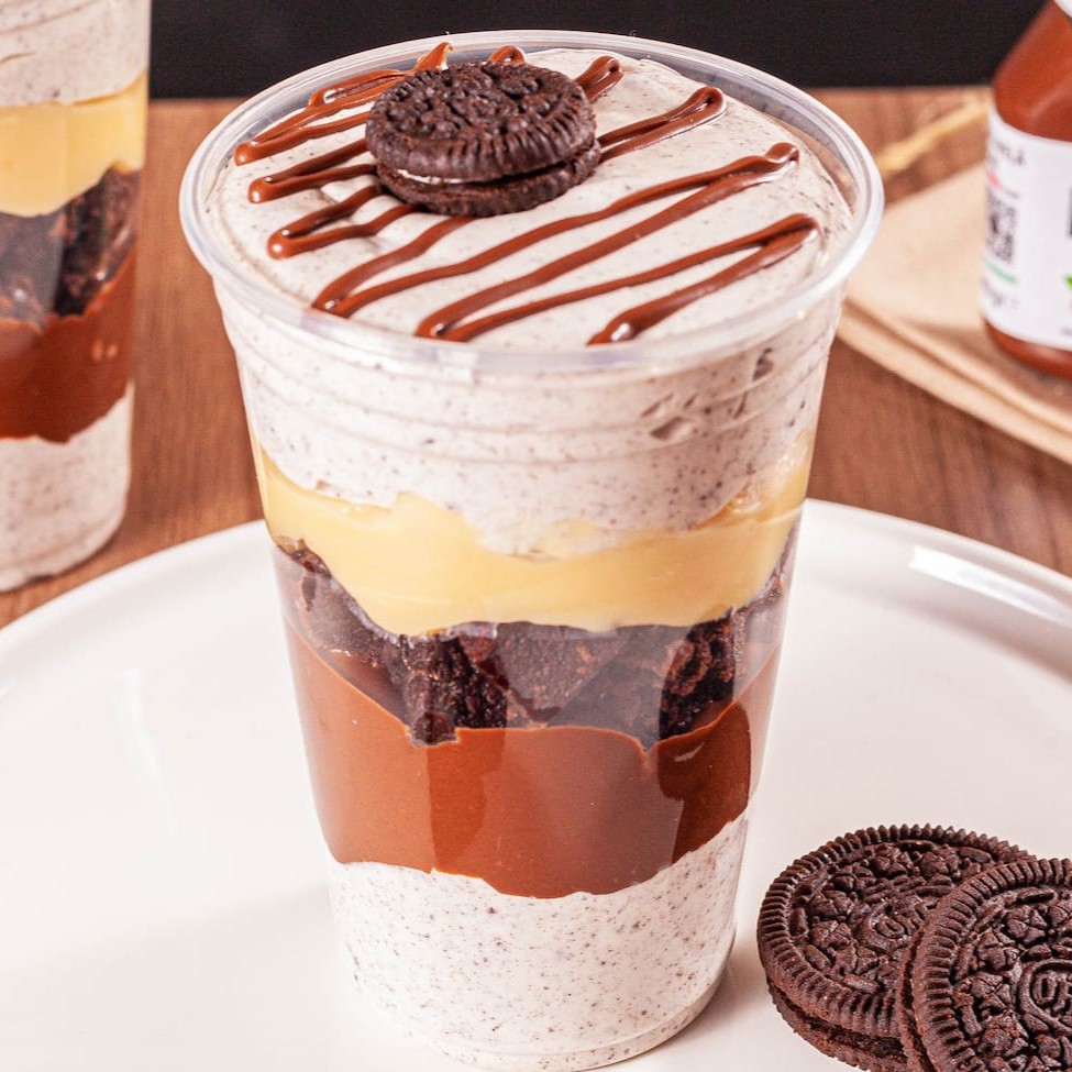 Apenas uma palavra: indulgência. Mousse de Oreo, brownie, Nutella e brigadeiro cremoso de Leite Ninho se combinam para criar a sobremesa dos sonhos. Finalizada com fios de Nutella e pedaços de Biscoito Oreo, cada colherada é pura felicidade.